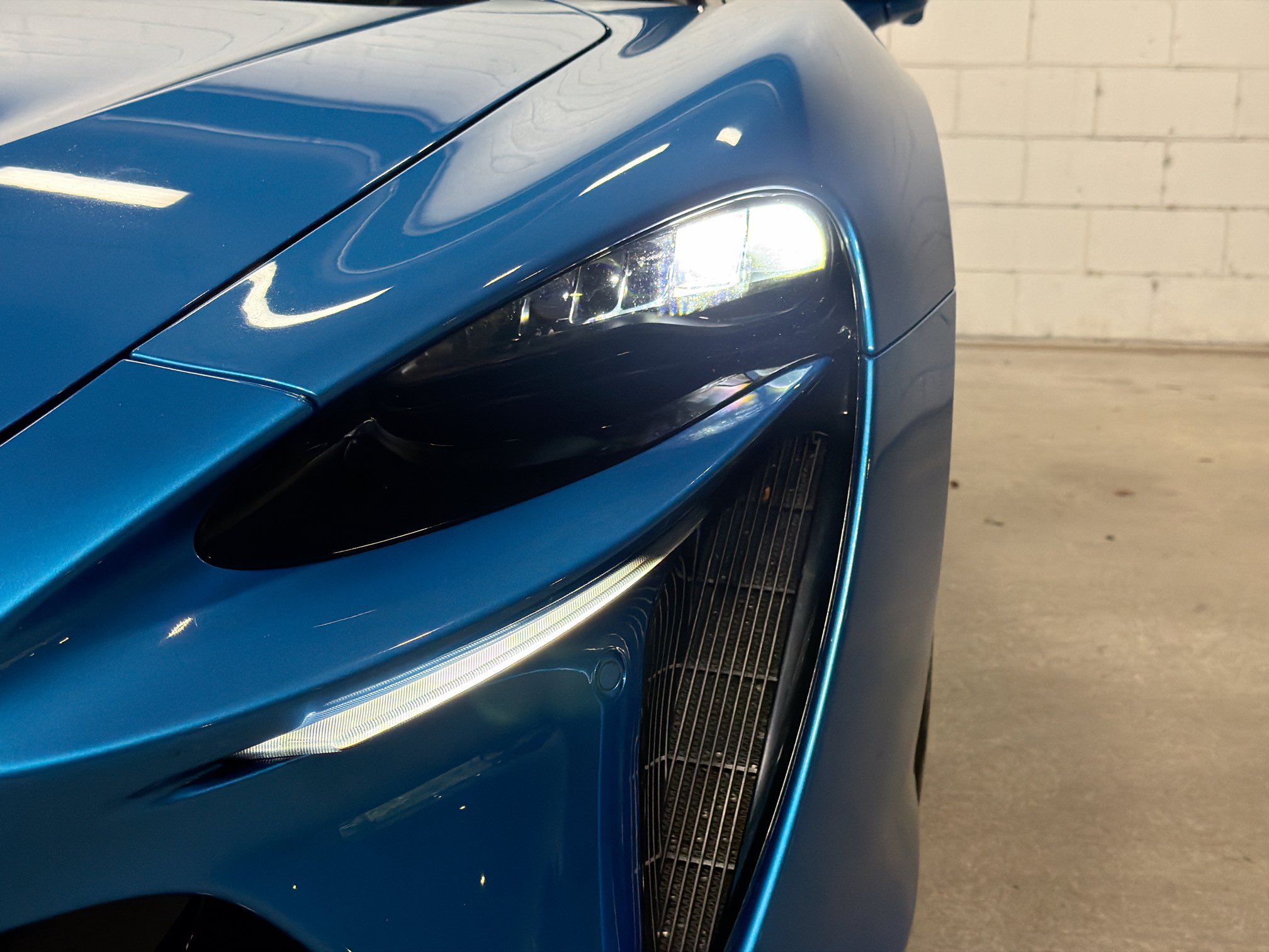 Used 2023 McLaren Artura RWD image 10