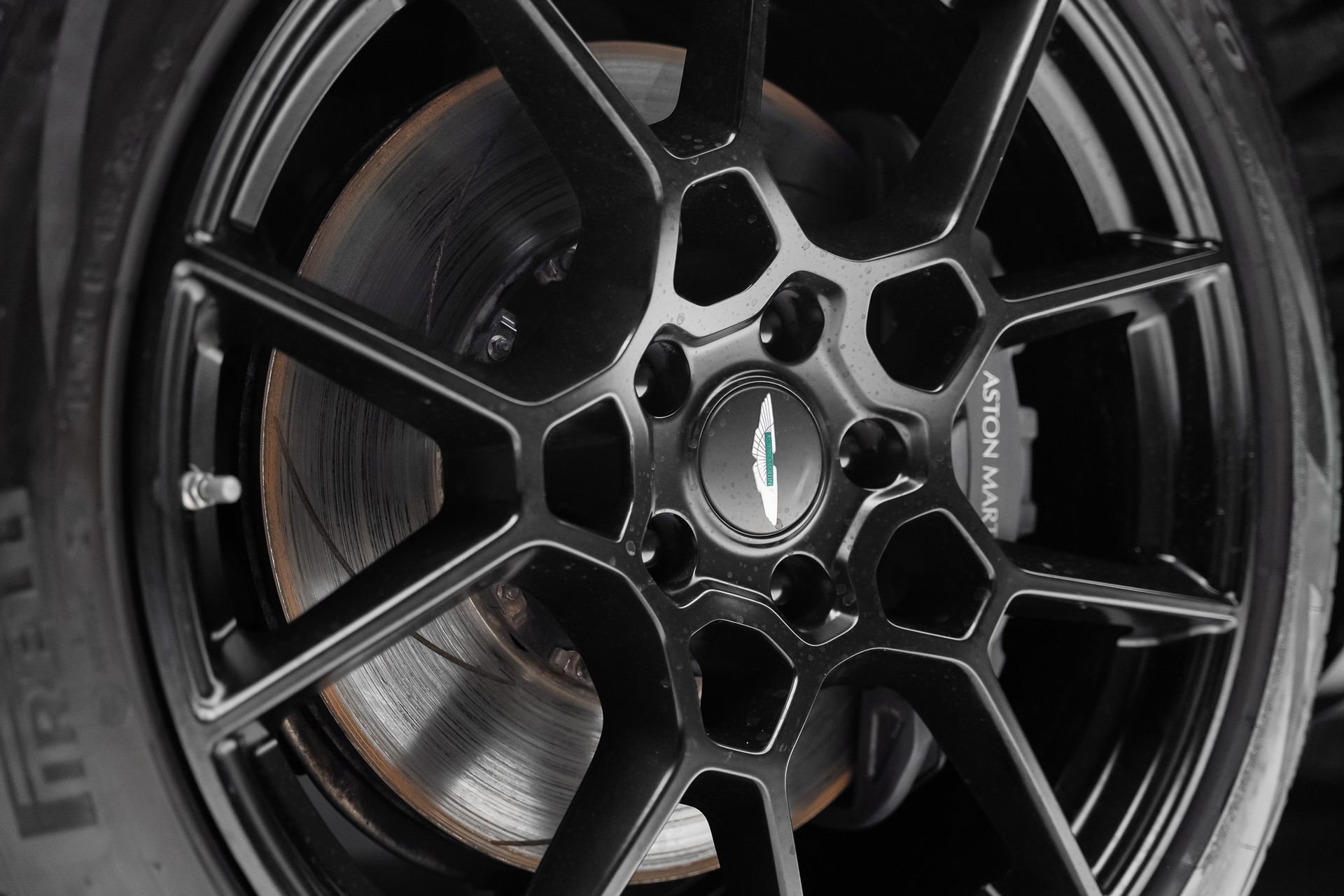 Used 2023 Aston Martin DBX AWD/4WD image 28