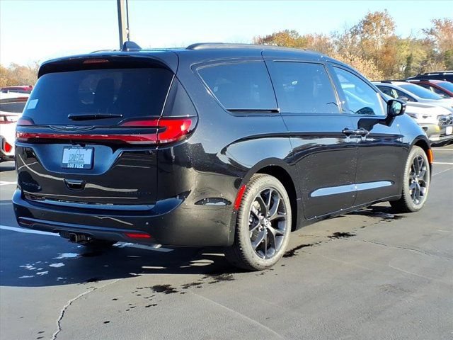 New 2026 Chrysler Pacifica Limited w/ S Appearance Package FWD image 16
