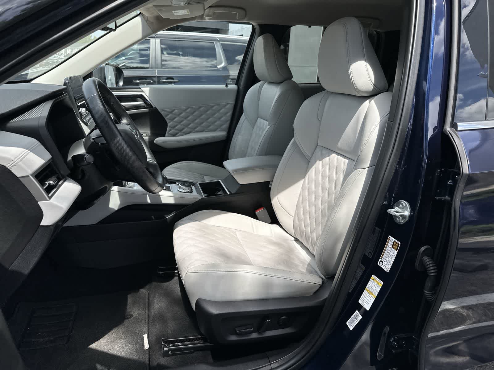 Used 2024 Mitsubishi Outlander SEL FWD image 3