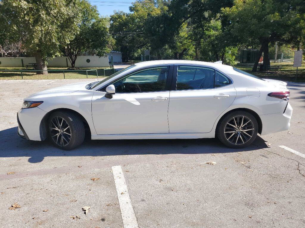 Used 2021 Toyota Camry SE image 2