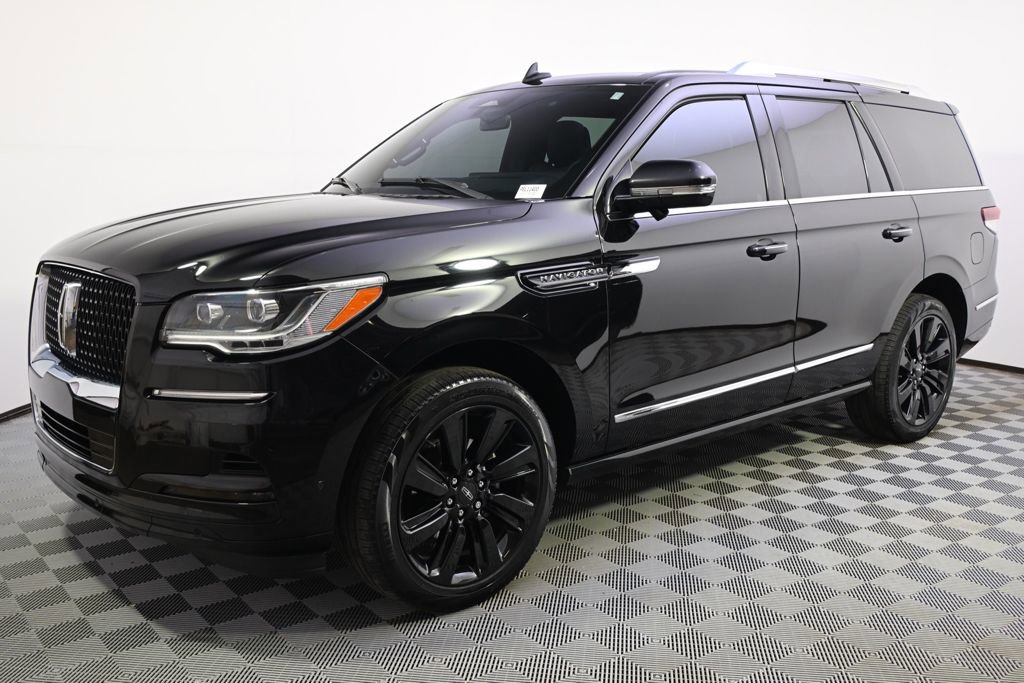 Used 2023 Lincoln Navigator Reserve AWD/4WD image 2