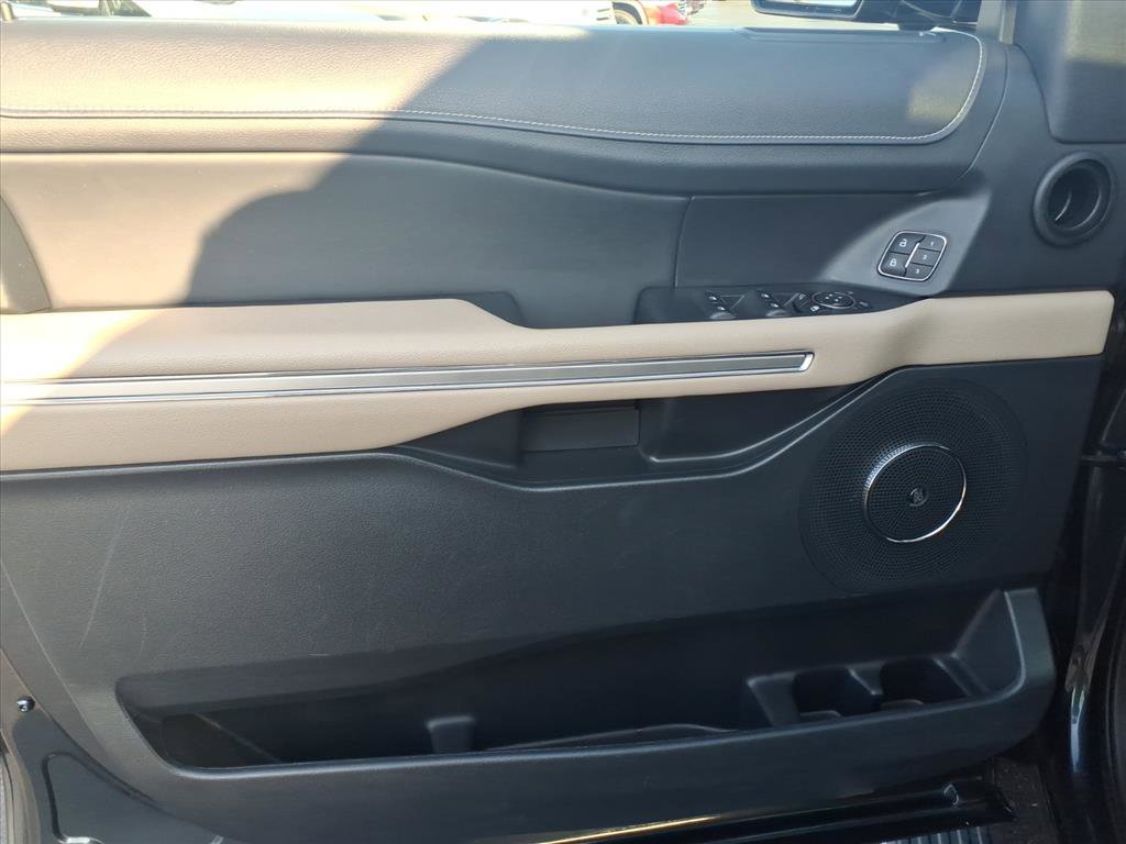 Used 2022 Ford Expedition Max Limited image 12