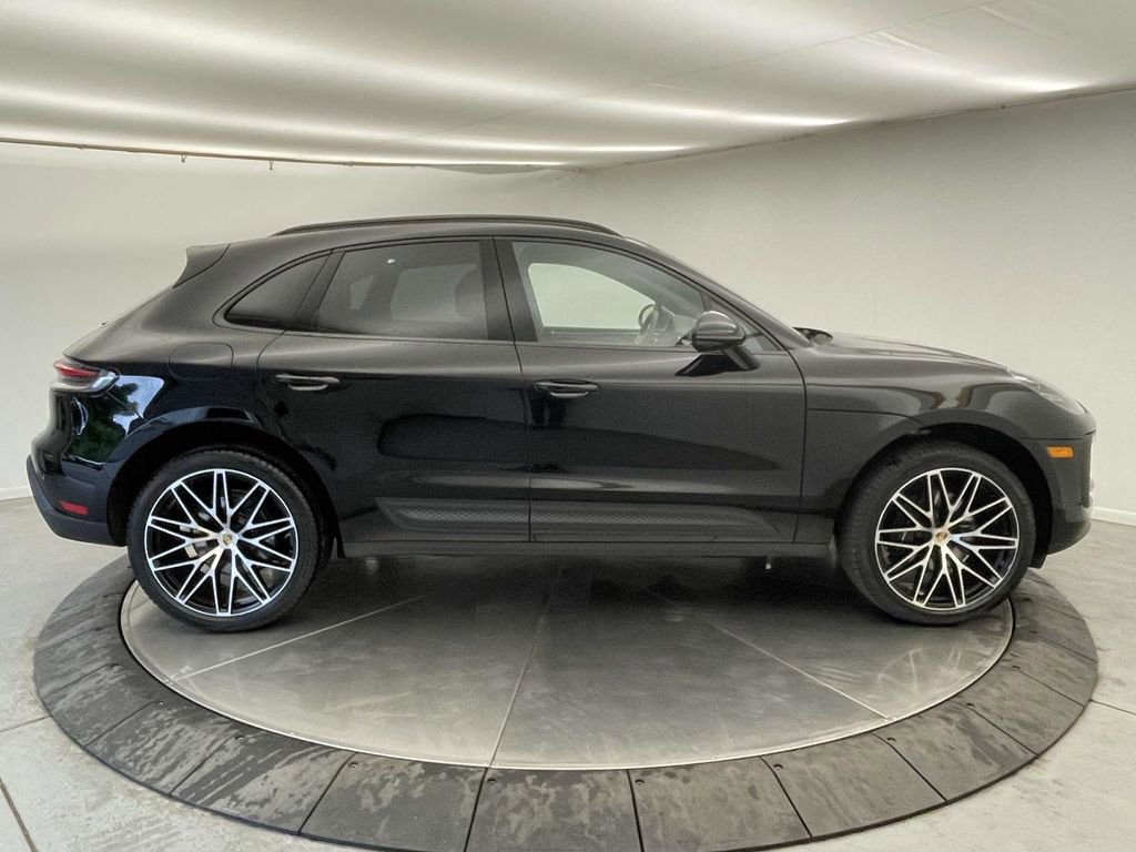 Certified 2025 Porsche Macan AWD/4WD image 8