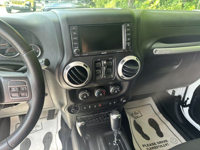 Used 2017 Jeep Wrangler Unlimited Sahara w/ Connectivity Group AWD/4WD image 13