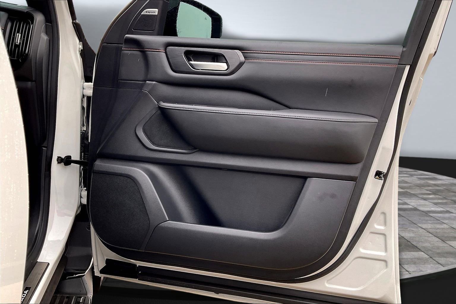 Used 2025 Nissan Armada PRO-4X w/ Pro-4X Premium Package image 32