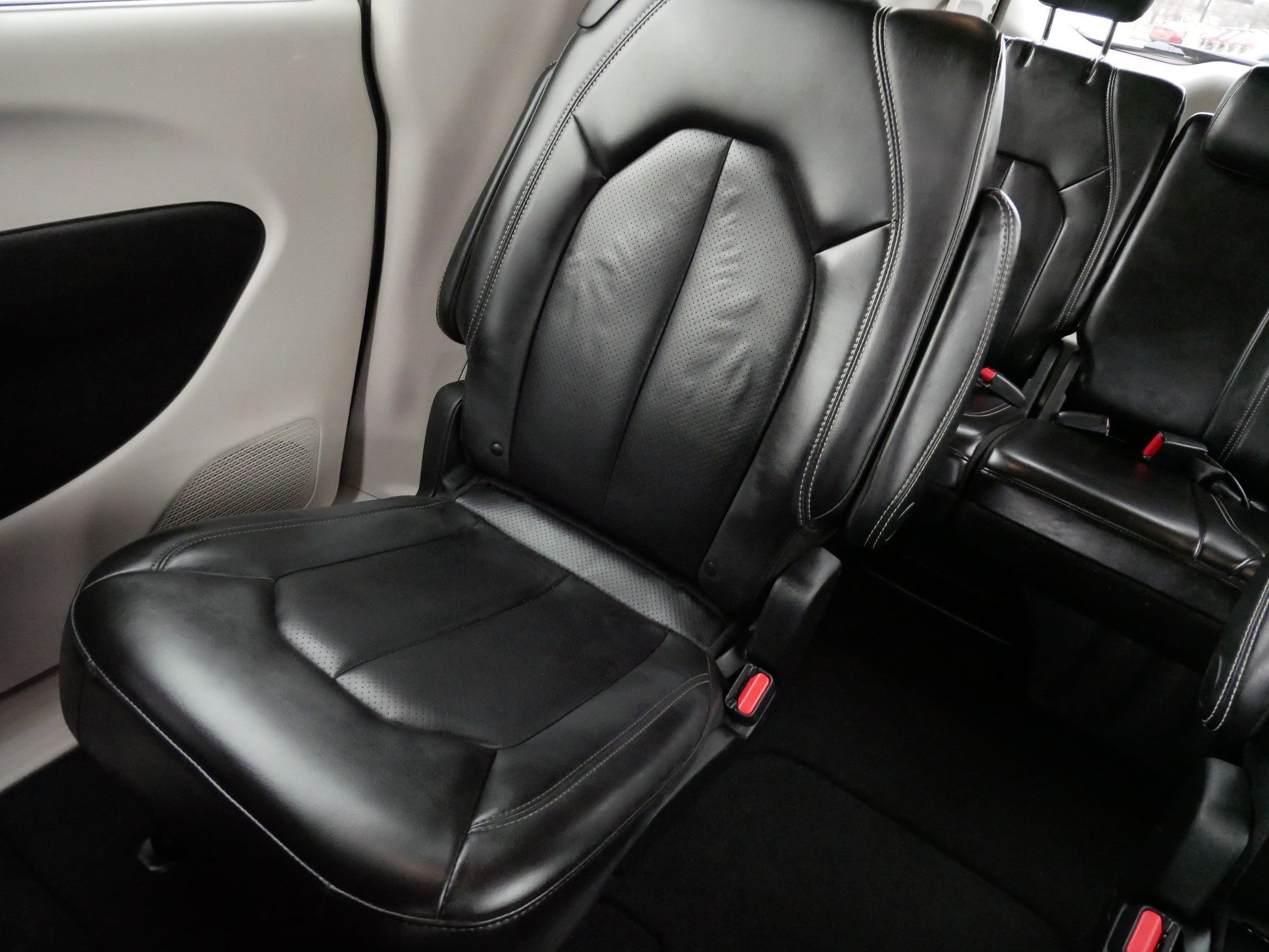 Used 2023 Chrysler Pacifica Touring-L image 12