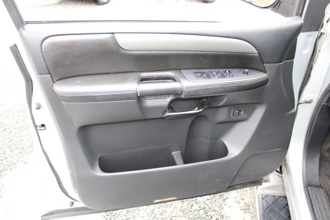 Used 2010 Nissan Armada SE image 23
