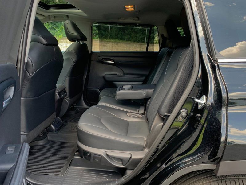 Used 2020 Toyota Highlander XLE AWD/4WD image 15