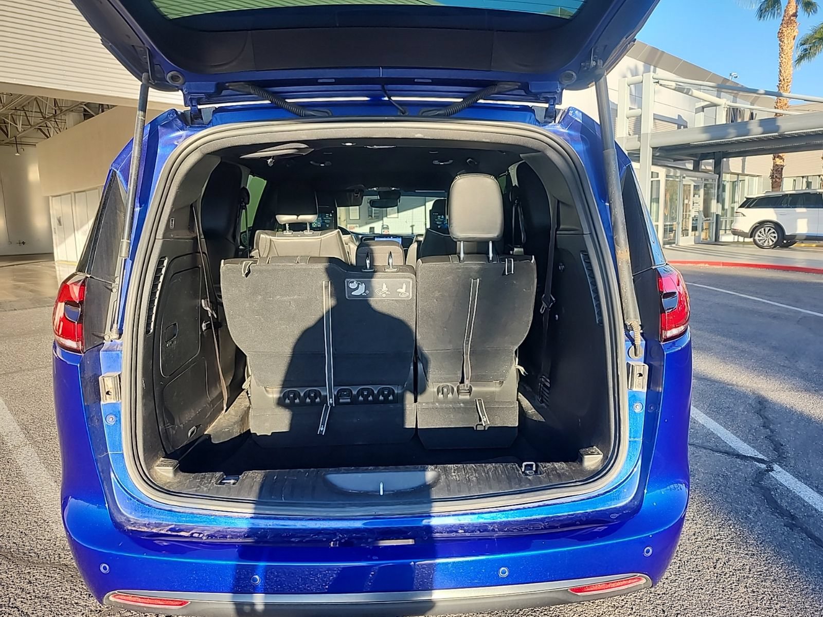 Used 2021 Chrysler Pacifica Limited w/ Uconnect Theater Family Group FWD image 10