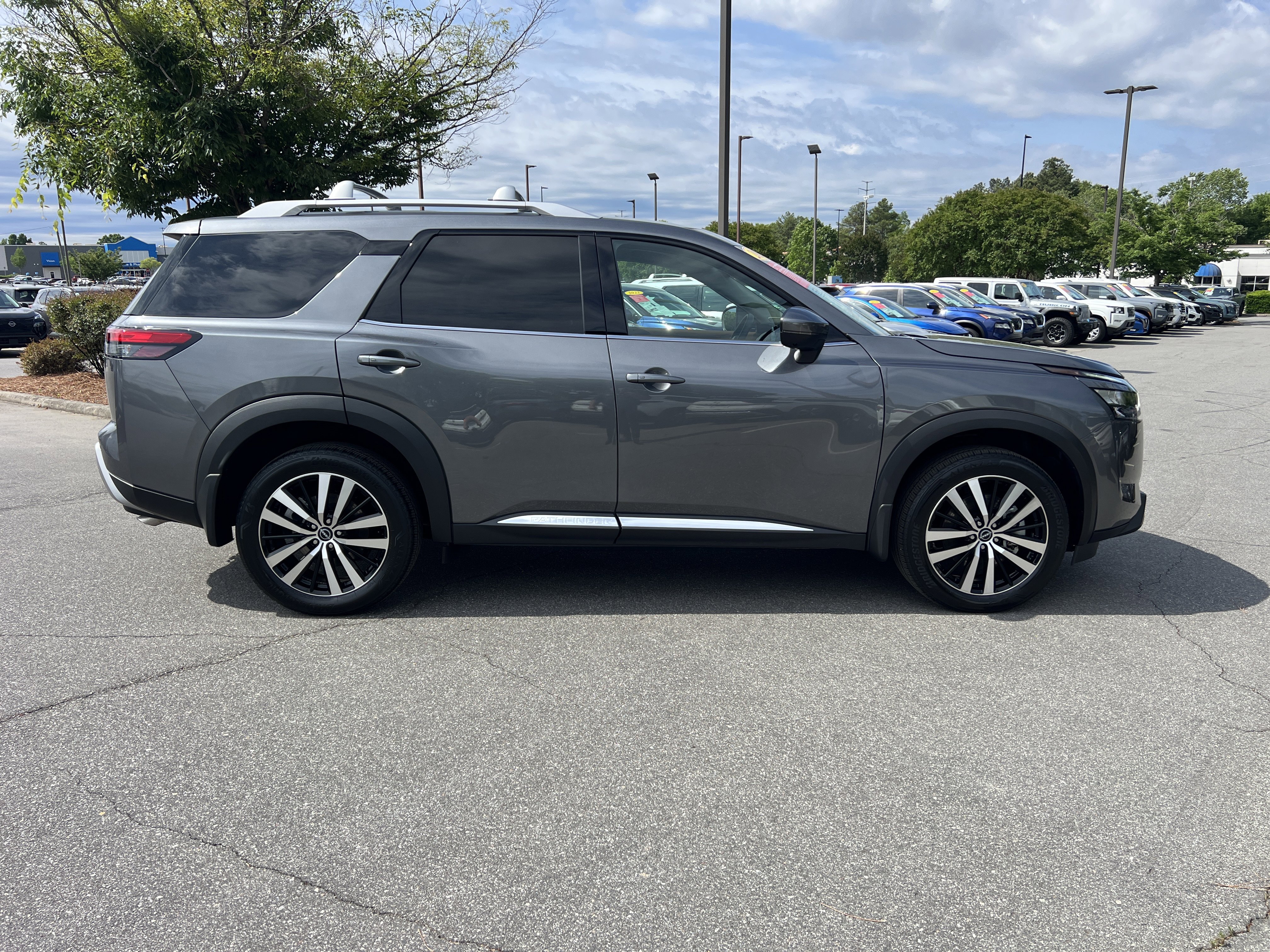 Certified 2025 Nissan Pathfinder Platinum w/ Cargo Package AWD/4WD image 4
