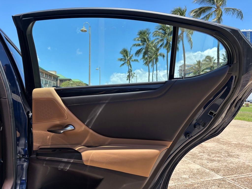 Used 2021 Lexus ES 300h w/ Premium Package FWD image 17