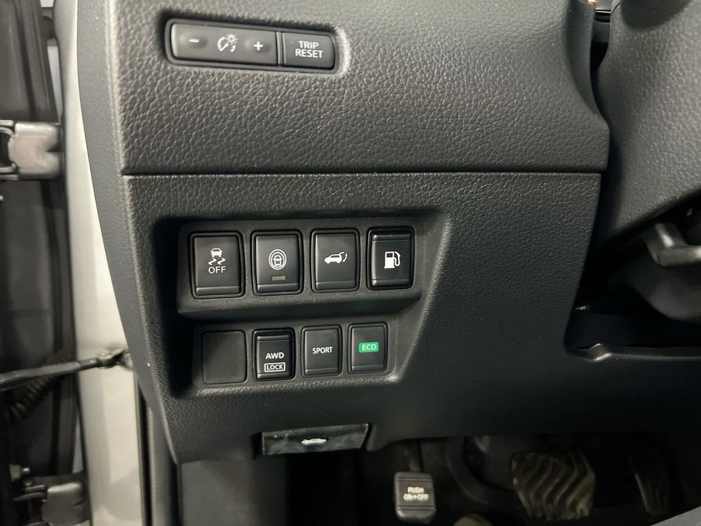 Used 2020 Nissan Rogue SV image 18