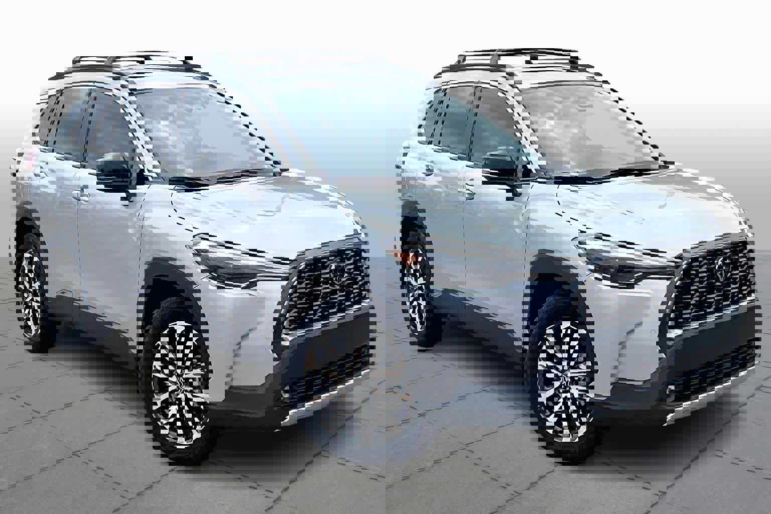 Used 2025 Toyota Corolla Cross XLE w/ Convenience Package image 3