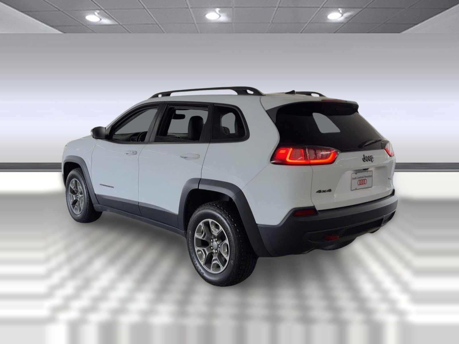 Used 2019 Jeep Cherokee Trailhawk AWD/4WD image 3