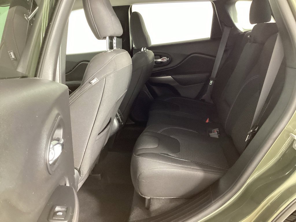Used 2019 Jeep Cherokee Latitude w/ Cold Weather Group AWD/4WD image 27