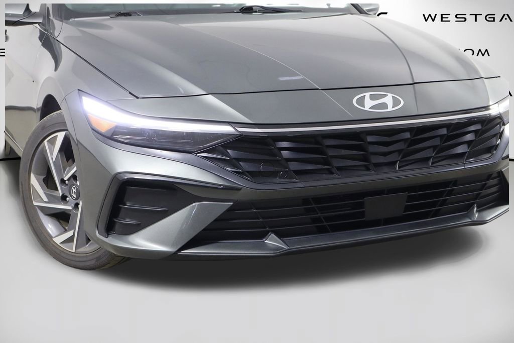 Used 2025 Hyundai Elantra SEL FWD image 48