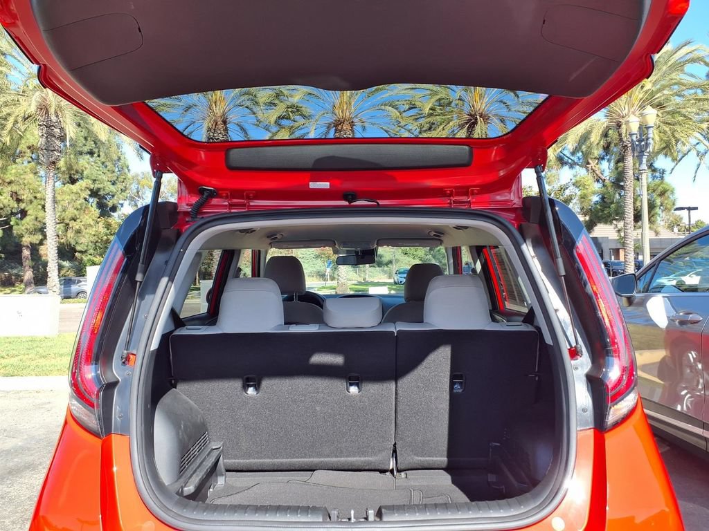 Certified 2025 Kia Soul LX w/ LX Technology Package FWD image 23