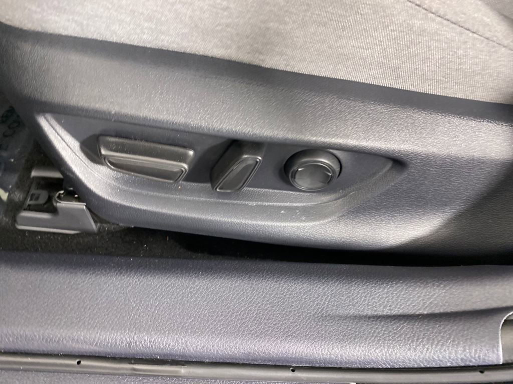 Used 2025 Toyota Camry LE w/ Convenience Package image 9