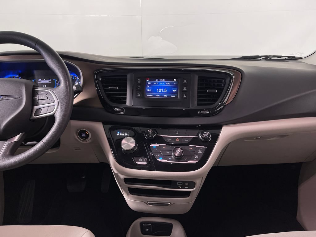 Used 2017 Chrysler Pacifica LX FWD image 16