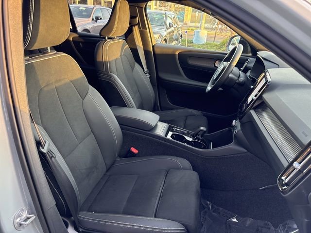 Used 2025 Volvo XC40 B5 Plus AWD/4WD image 16