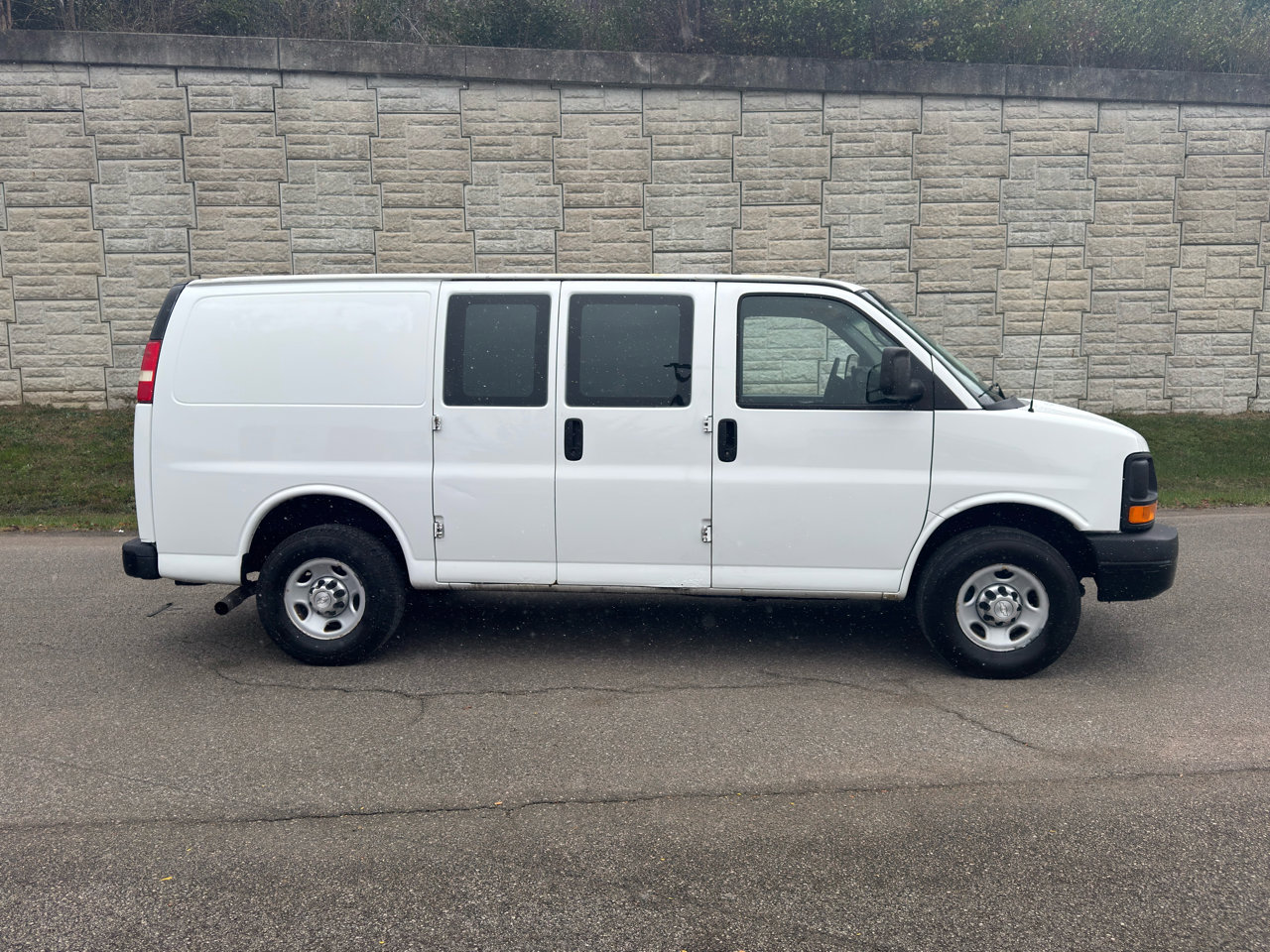 Used 2015 Chevrolet Express 3500 image 2