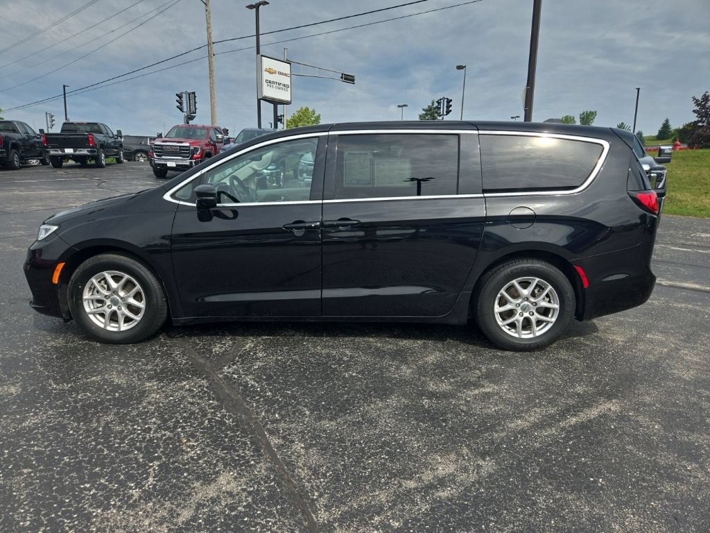 Used 2024 Chrysler Pacifica Touring-L FWD image 7