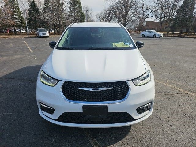 Used 2024 Chrysler Pacifica Select image 9