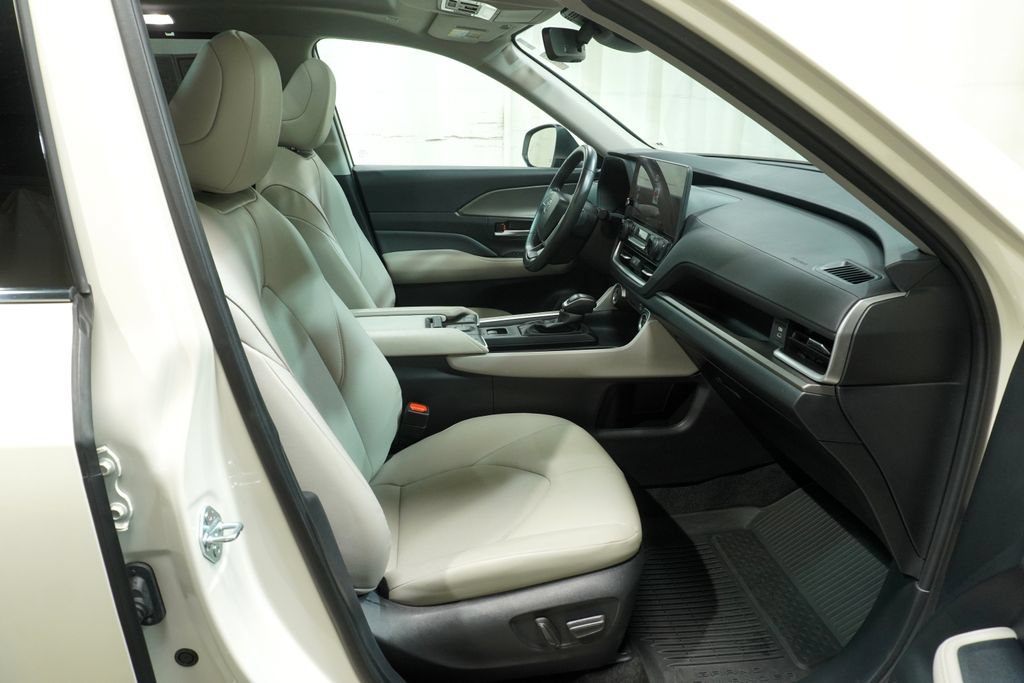 Used 2024 Toyota Grand Highlander AWD image 12