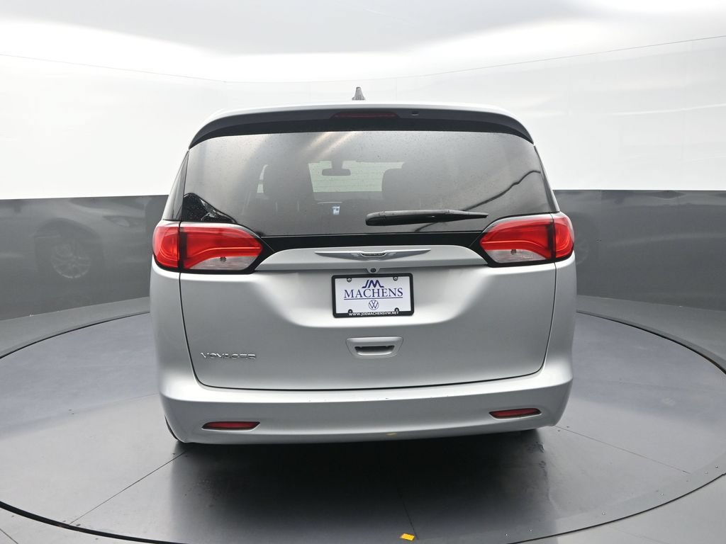 Used 2022 Chrysler Voyager LX FWD image 9