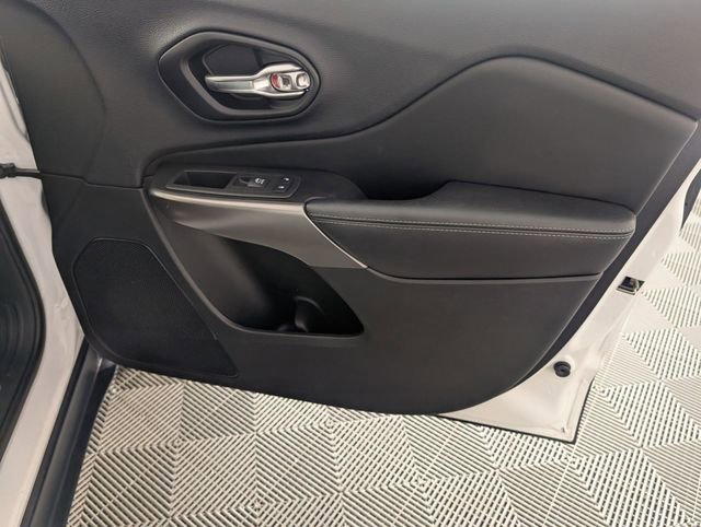 Used 2019 Jeep Cherokee Limited image 36