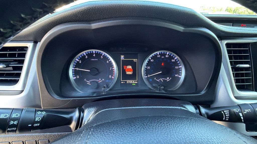 Used 2019 Toyota Highlander Plus AWD/4WD image 29
