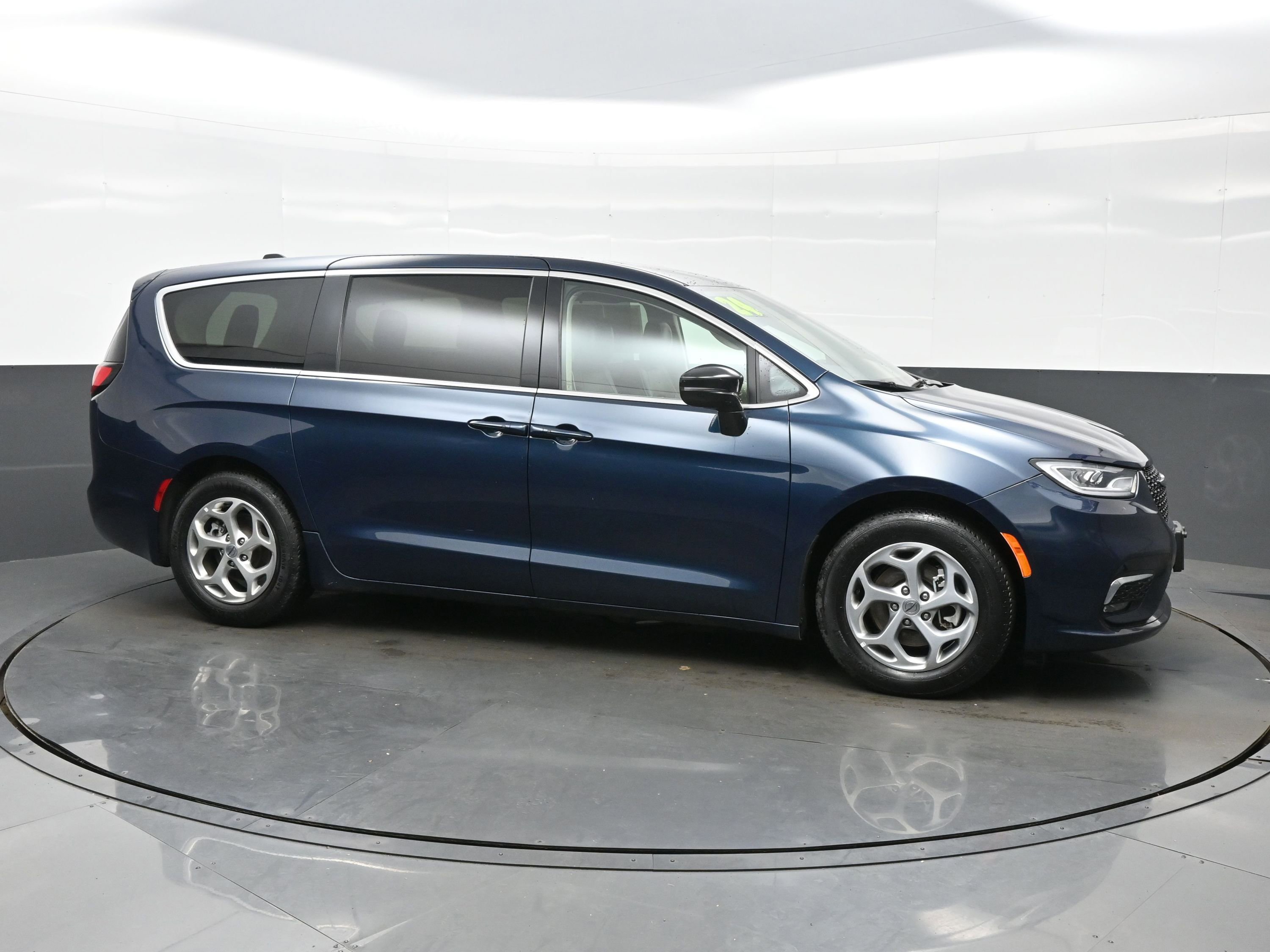 Used 2024 Chrysler Pacifica Limited image 7