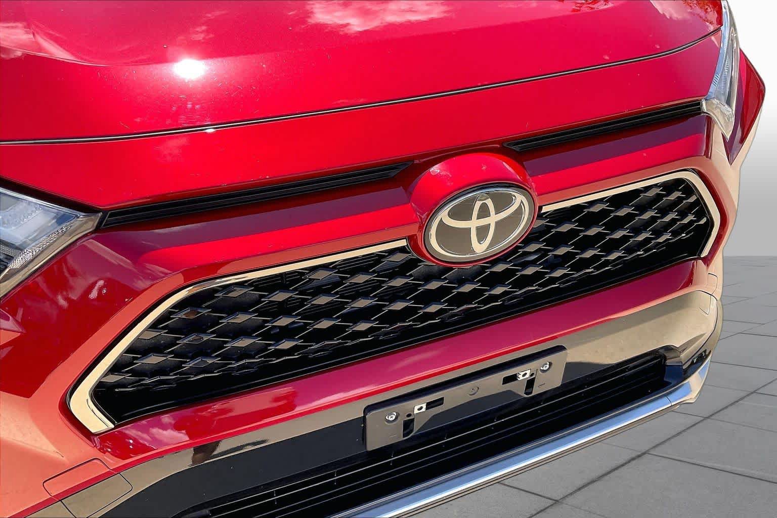 Used 2025 Toyota RAV4 XSE AWD/4WD image 30