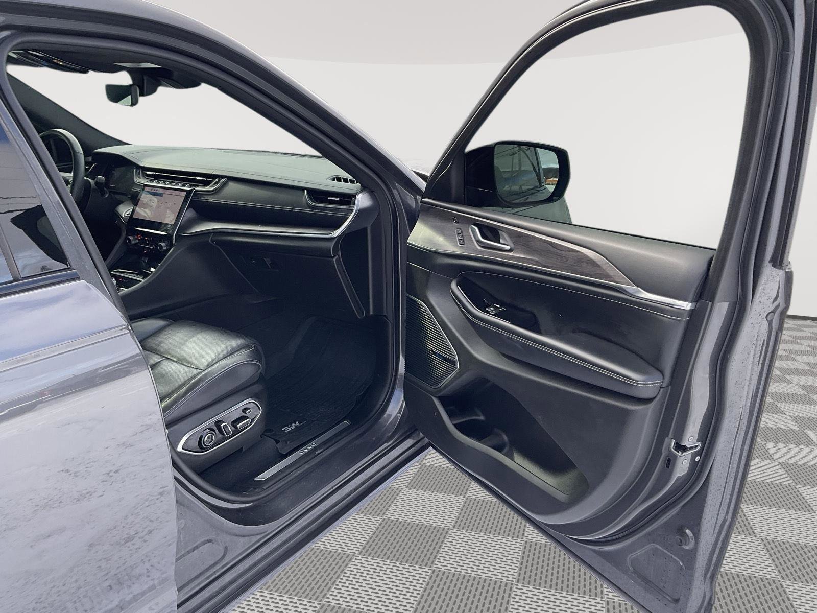 Used 2022 Jeep Grand Cherokee L Overland w/ Luxury Tech Group IV image 11