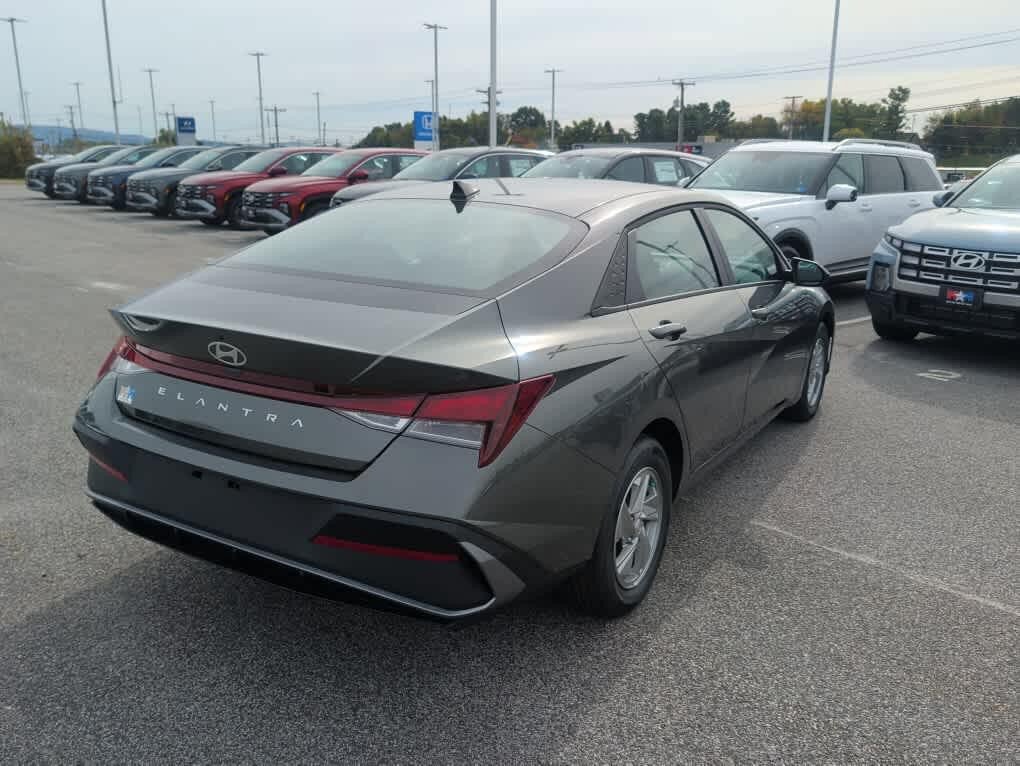 New 2026 Hyundai Elantra SE FWD image 16