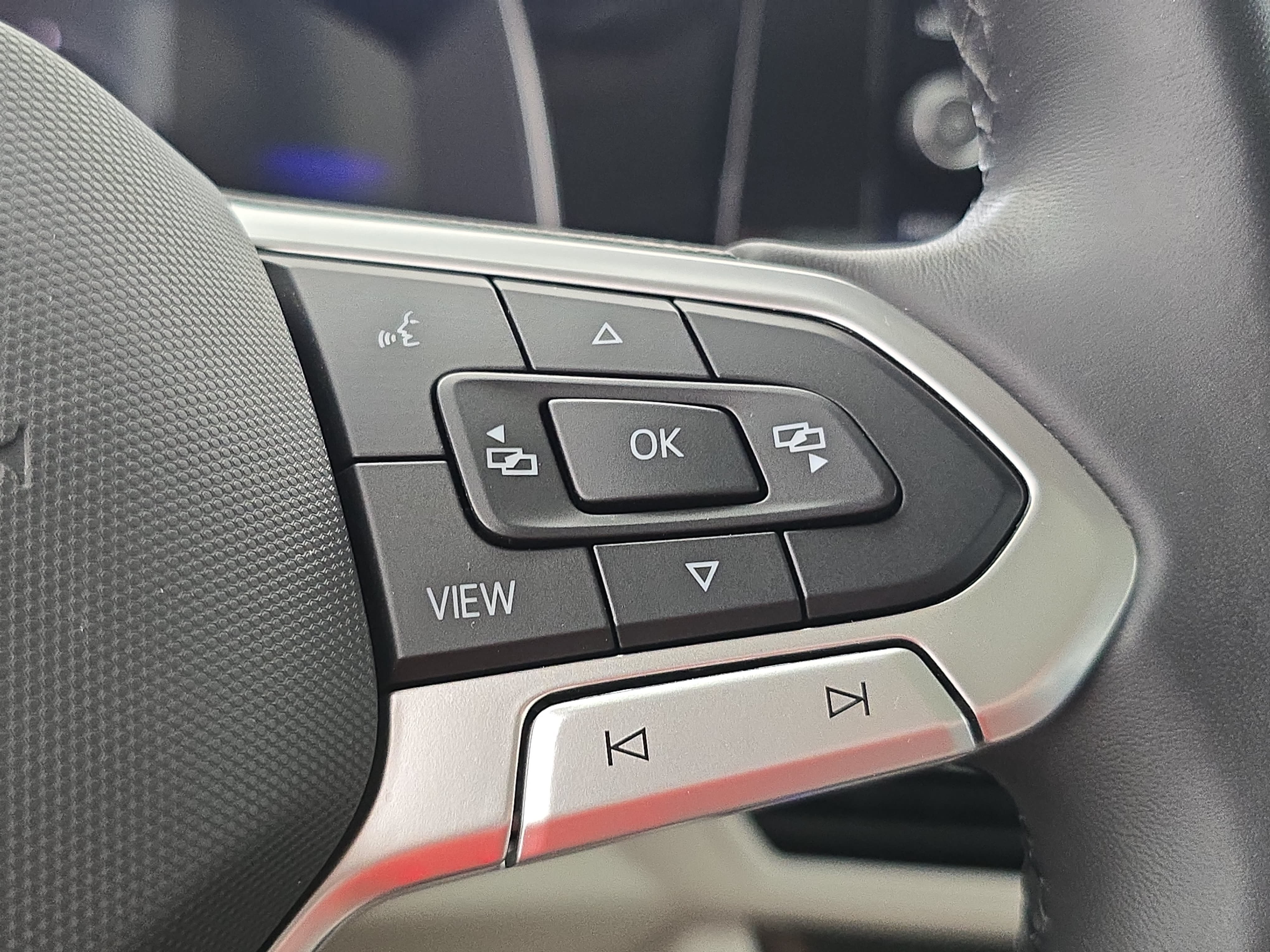 Certified 2025 Volkswagen Jetta SE w/ Sunroof Package FWD image 17