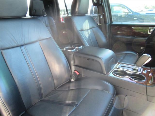Used 2017 Lincoln Navigator Select image 9