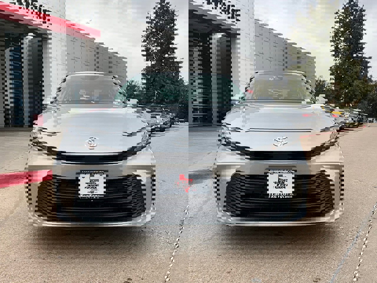 Used 2025 Toyota Camry LE image 4