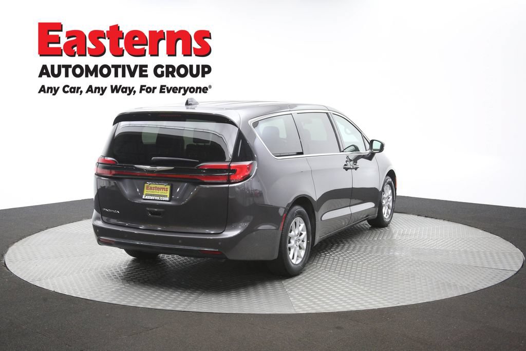 Used 2023 Chrysler Pacifica Touring-L FWD image 41