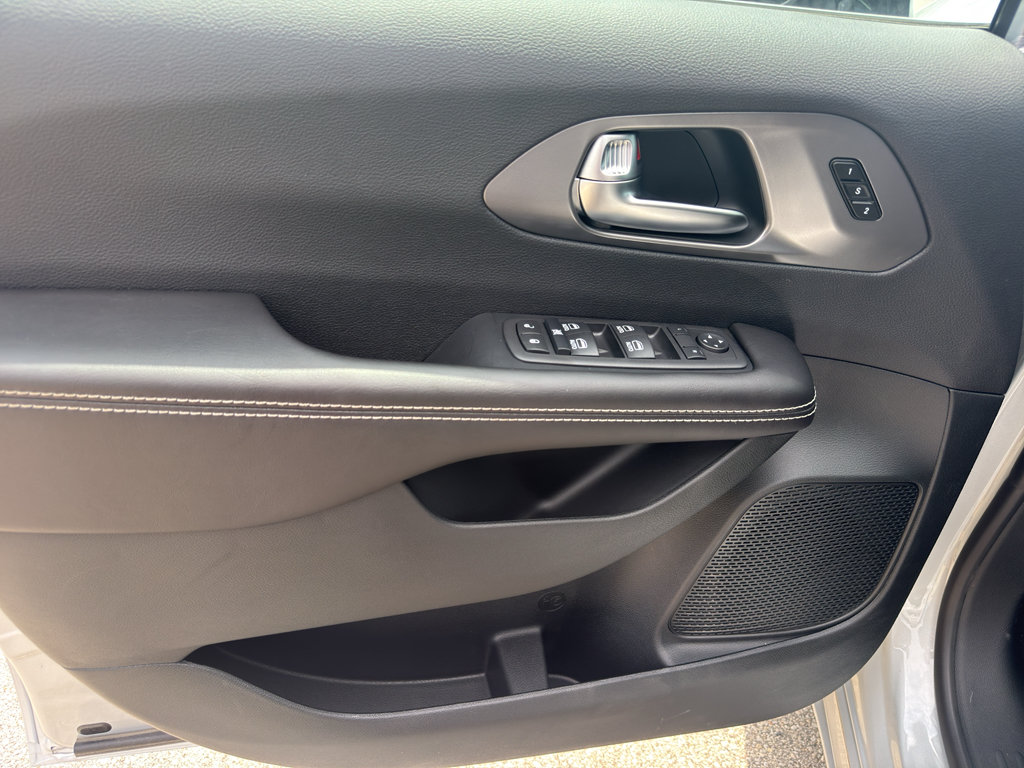 New 2026 Chrysler Pacifica Select FWD image 12