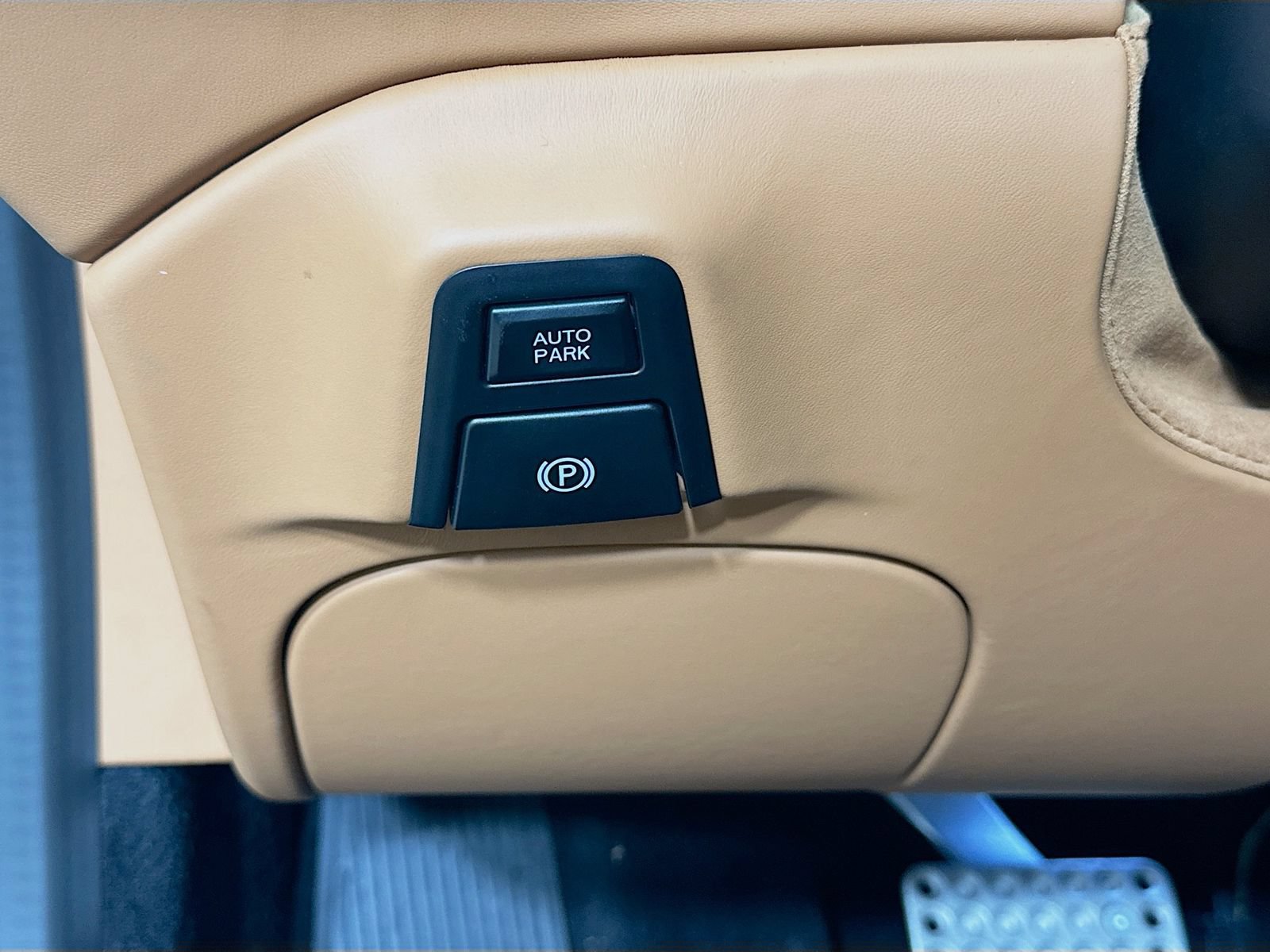 Used 2024 Ferrari Roma Spider RWD image 59