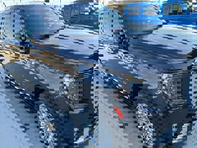 Used 2023 GMC Yukon SLT w/ SLT Premium Package image 3