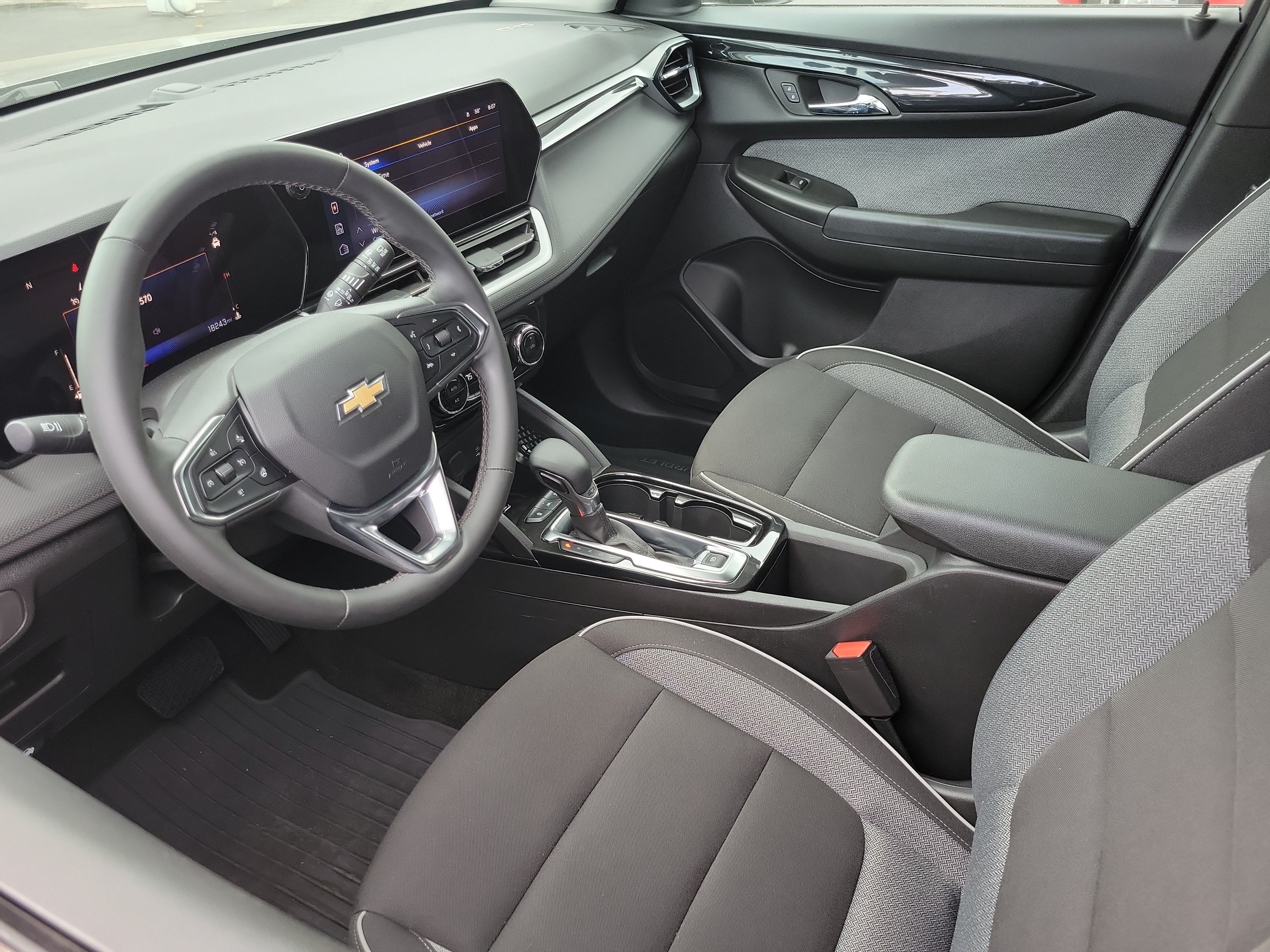 Used 2024 Chevrolet TrailBlazer LT w/ Convenience Package FWD image 3