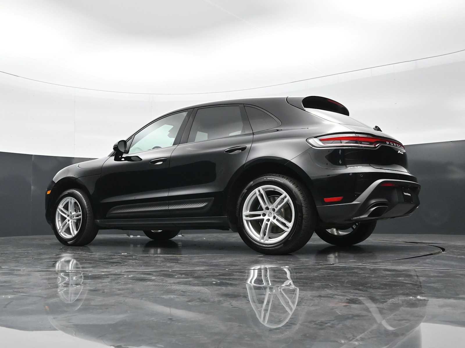 Certified 2024 Porsche Macan AWD/4WD image 36