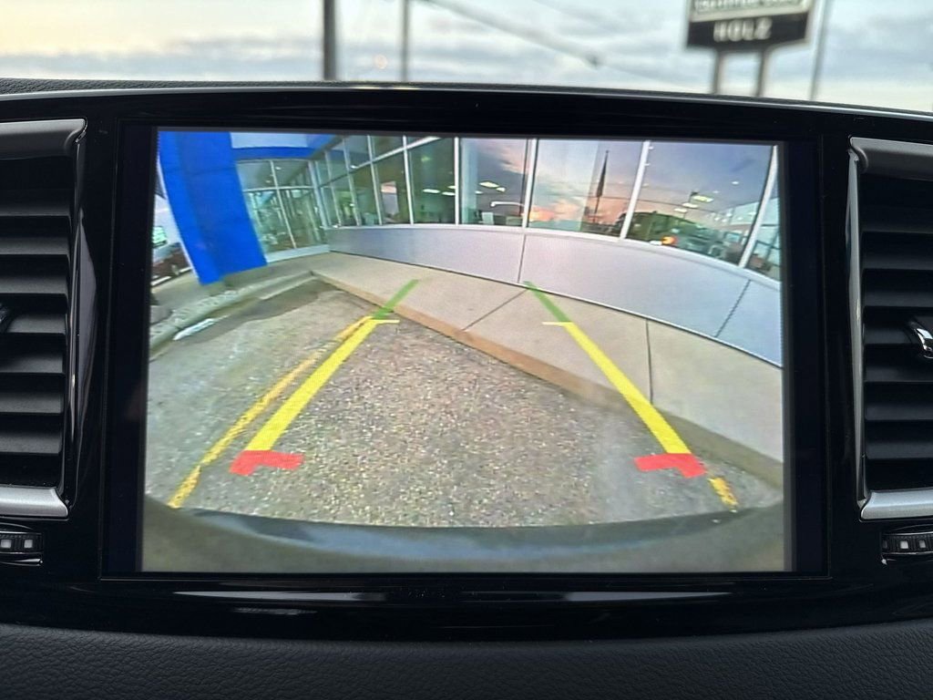 Used 2023 Chrysler Pacifica Touring-L image 10