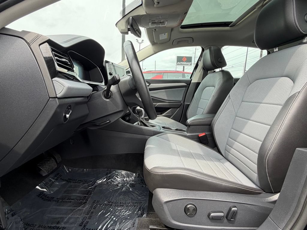 Used 2025 Volkswagen Jetta SE FWD image 16