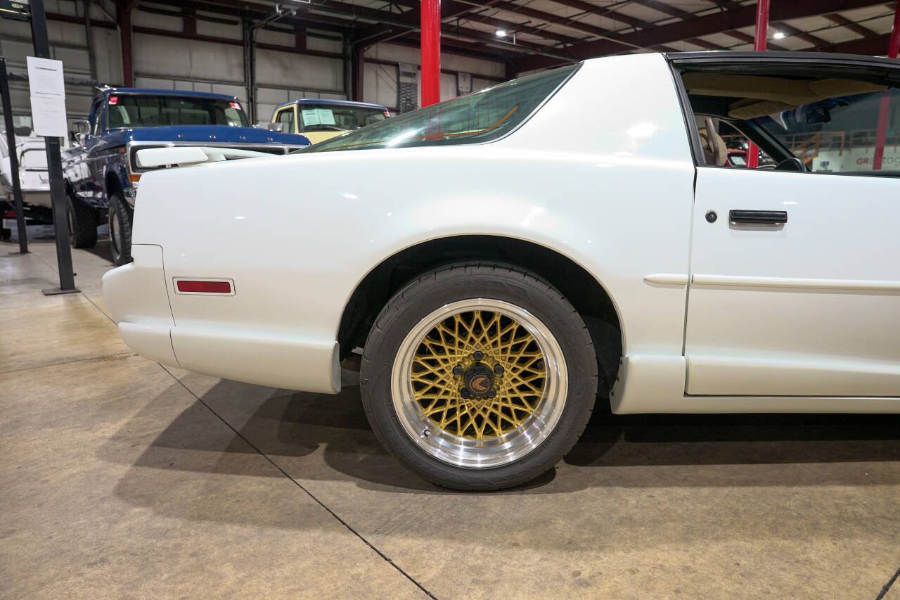 Used 1992 Pontiac Firebird Formula RWD image 9