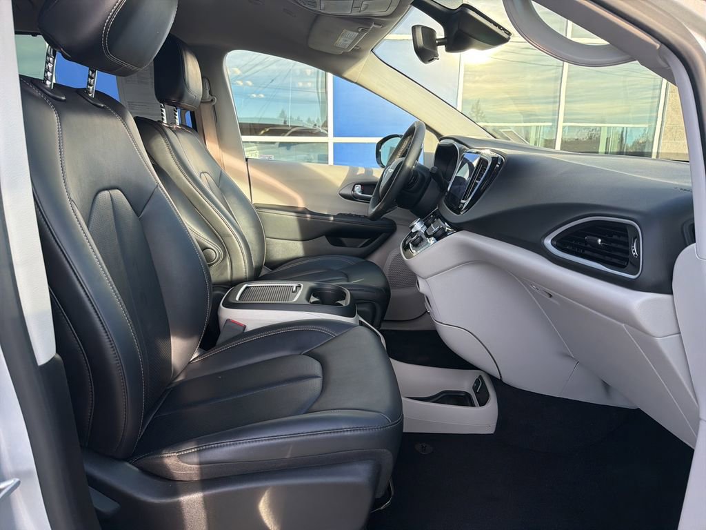 Used 2024 Chrysler Pacifica Touring-L FWD image 22