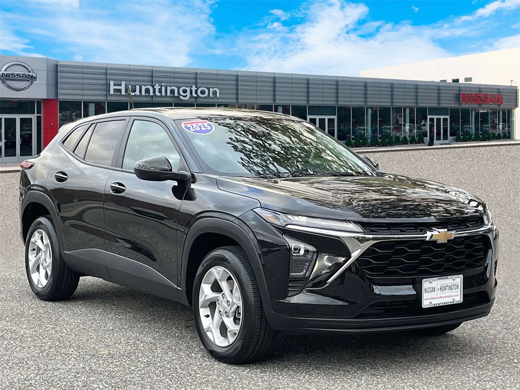 Used 2025 Chevrolet Trax LS w/ LS Convenience Package image 4